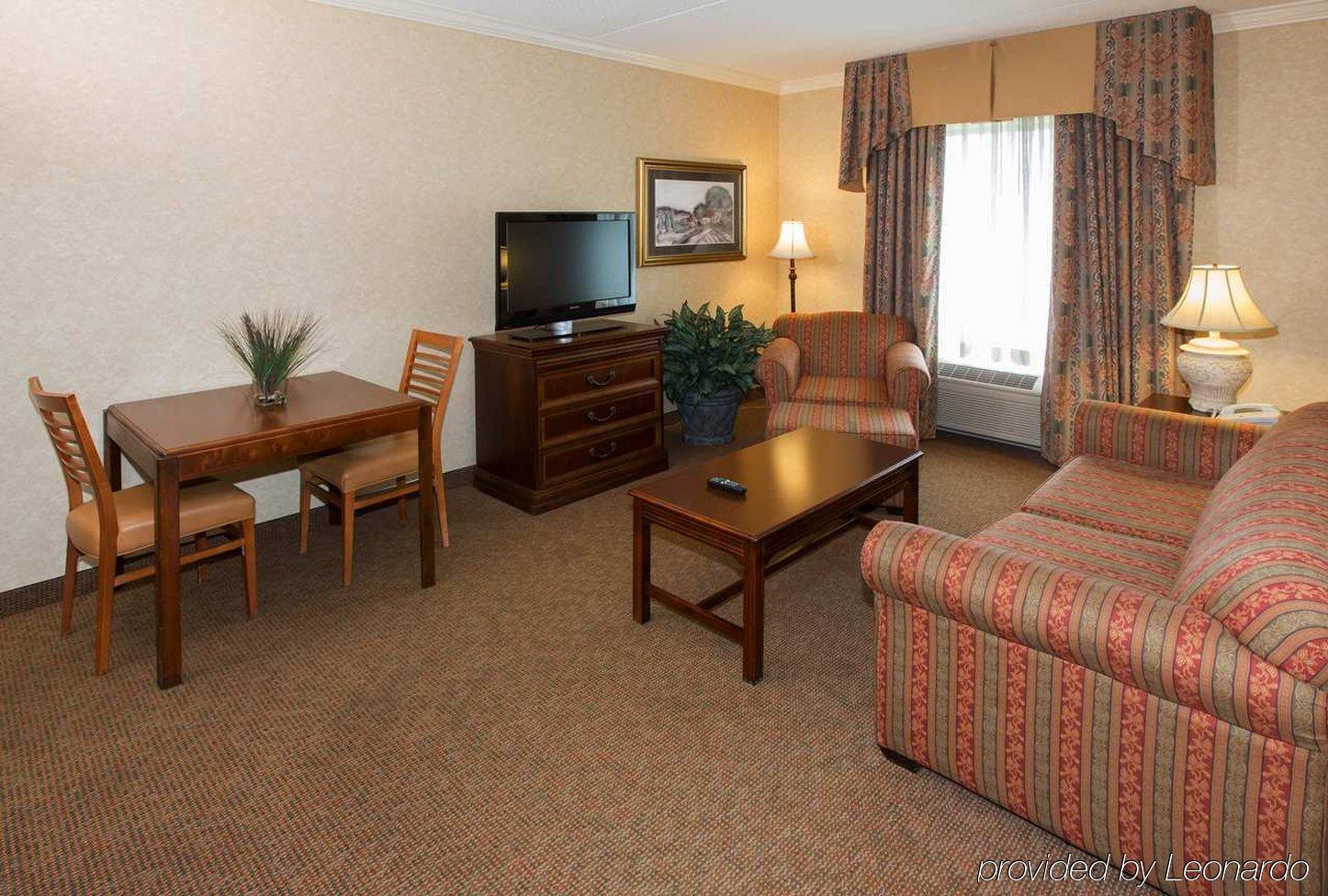 Hampton Inn Coventry-Warwick Area Room photo