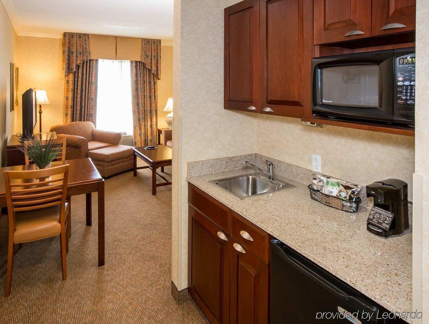 Hampton Inn Coventry-Warwick Area Room photo