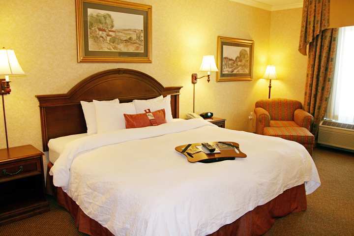 Hampton Inn Coventry-Warwick Area Room photo